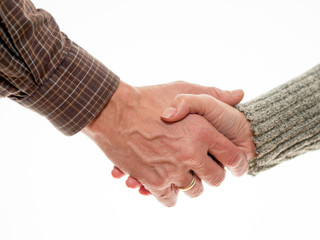 Mann und Frau geben sich die Hand