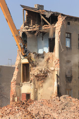 Fototapeta na wymiar Demolition of the old building in the town