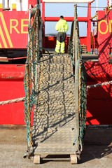 Gangway zwischen Hafen und Schiff