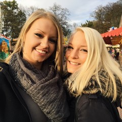 Obraz premium Freundinnen auf dem Rummel