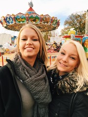 Freundinnen vor Karussell