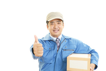 荷物を運ぶ笑顔の男性