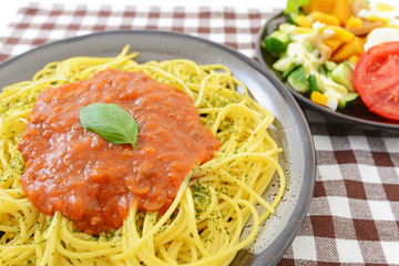 ミートソーススパゲティとサラダ