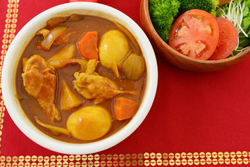 美味しそうなカレーとサラダ