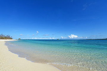 Fototapeta na wymiar 伊是名島の美しい珊瑚の海と夏空