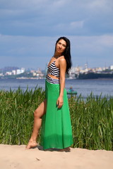 Fototapeta premium Девушка позирует на берегу реки