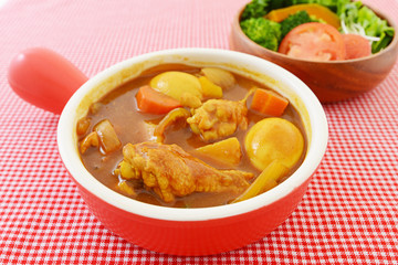 美味しそうなカレーとサラダ