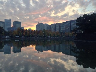 お堀に映る夕景