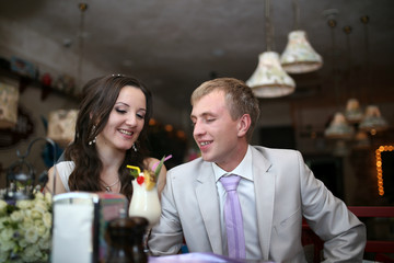 Жених с невестой сидят в кафе