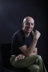 Uomo seduto sorridente