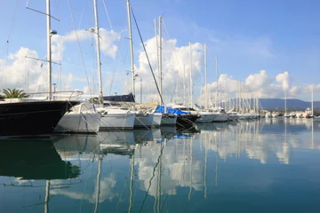 Rolgordijnen sail yacht and boat reflections in marina harbour © William Richardson