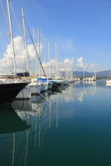 Wandcirkels tuinposter sail yacht and boat reflections in marina harbour © William Richardson