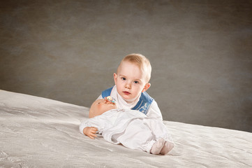 Fototapeta premium mädchen mit puppe