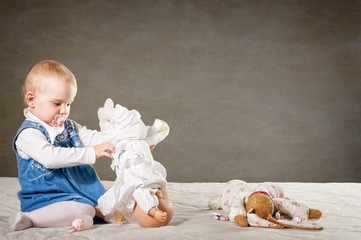 mädchen mit puppe