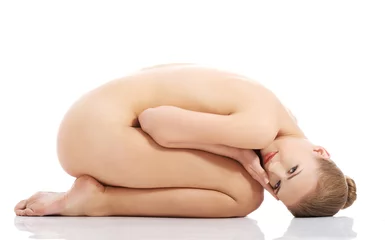 Foto op Plexiglas Side view nude woman curled up on the floor © Piotr Marcinski