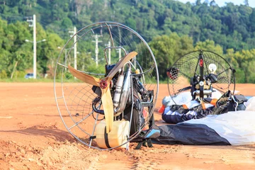 Zelfklevend Fotobehang Paramotor © SKT Studio