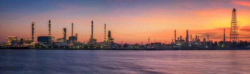 Obraz premium petrochemical plant in night time with reflection over the river