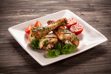 Barbecued chicken legs and vegetables 