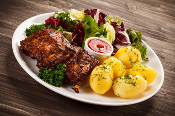 Tasty grilled ribs with vegetables