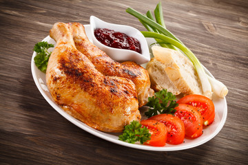 Grilled chicken drumsticks and vegetables
