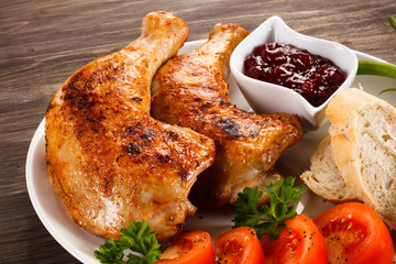 Grilled chicken drumsticks and vegetables