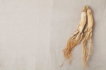 Photo sur Aluminium Herbes dry ginseng roots on the burlap