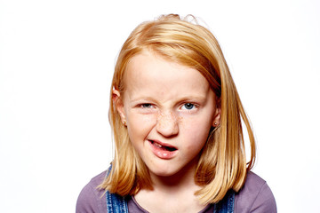 M&auml;dchen verzieht das Gesicht
