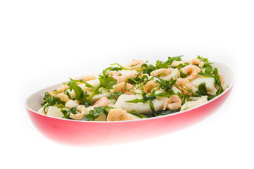 Tagliata di seppia con gamberetti e rucola nell’insalatiera ross