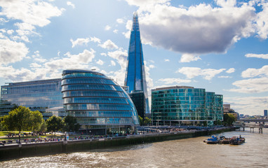 Obraz premium London, Shard go glass. River Thames South bank walk.