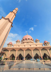Putra Mosque at Putrajaya, Malaysia © Noppasinw