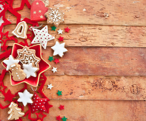 Plaetzchen und Weihnachtsdekoration