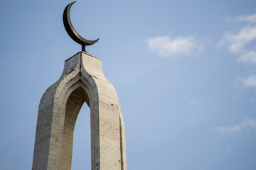 Mezzaluna sulla cima di un minareto
