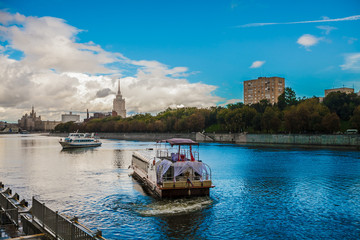 Naklejka premium big city touristic travel views in summer day