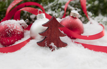 sapin et boule de Noël dans la neige