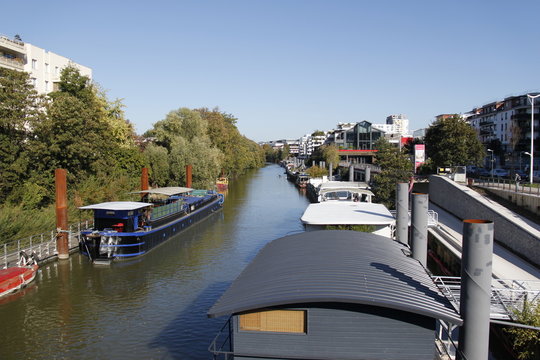 Fototapeta Péniches sur la Seine à Issy les Moulineaux