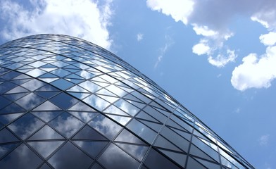 Modernes Glasgeb&auml;ude Anschnitt Himmel