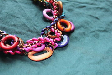 collar de colores fuertes