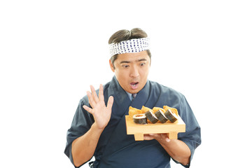 寿司を差し出す笑顔の寿司職人