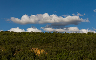 Fototapeta na wymiar Nubes sobre Monte de Robles