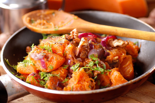 zucca con noci e cipolle in padella