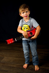 Kind mit Gitarre