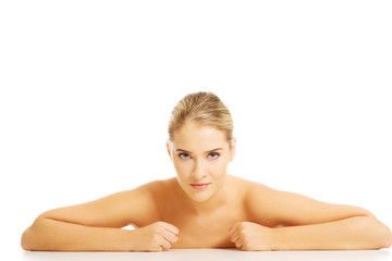 Obraz premium Portrait of angry nude woman sitting at the desk making fists