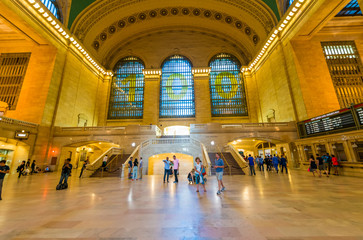 Fototapeta premium NEW YORK, JUNE 8: commuters and tourists in the grand central st