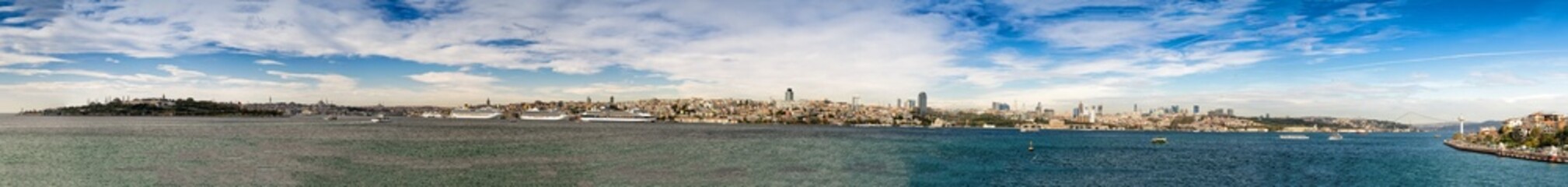 Fototapeta na wymiar Complete panoramic view of Istanbul from Maiden's Tower