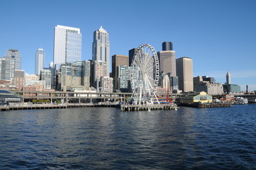 Fototapeta na wymiar Skyline von Seattle mit Riesenrad