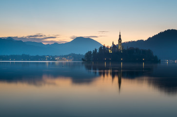Fototapeta na wymiar Wczesny świt nad jeziorem Bled,Słowenia