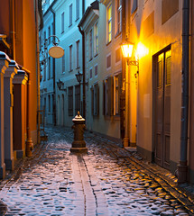 Wąska średniowieczna ulica w starym mieście w Rydze, Łotwa. - 73557698