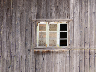 Obraz na płótnie Canvas Fenster in grauer Holzwand