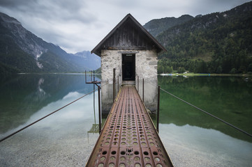 Jezioro górskie w Alpach - obrazy, fototapety, plakaty