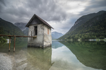 Jezioro górskie w Alpach - obrazy, fototapety, plakaty